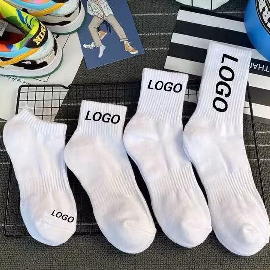 El algodón bordado punto para hombre que completa un ciclo los calcetines unisex del deporte al aire libre para el equipo de los hombres pega el logotipo de encargo